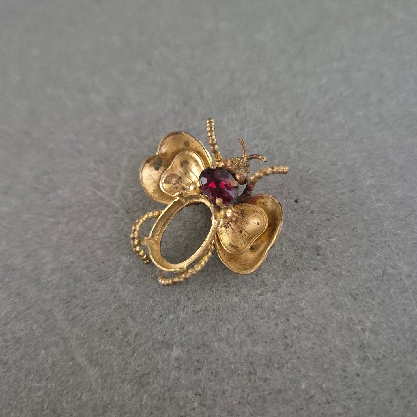Vergoldete Vintage-Brosche „Schmetterling“ mit rotem Strassstein