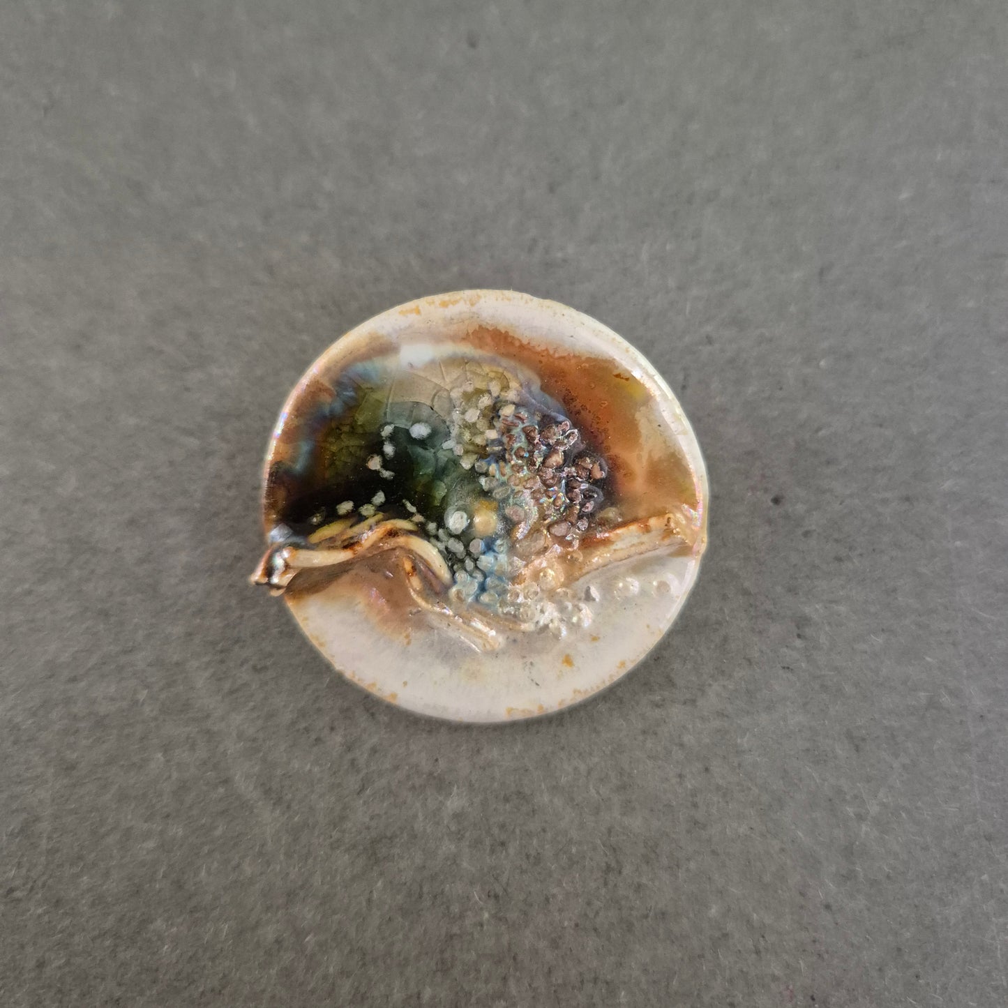 Handgefertigte Keramik-Brosche mit abstrakter Glasur