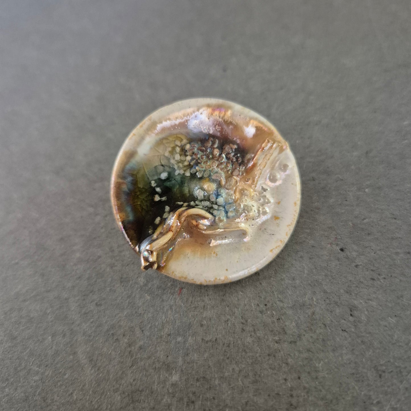 Handgefertigte Keramik-Brosche mit abstrakter Glasur
