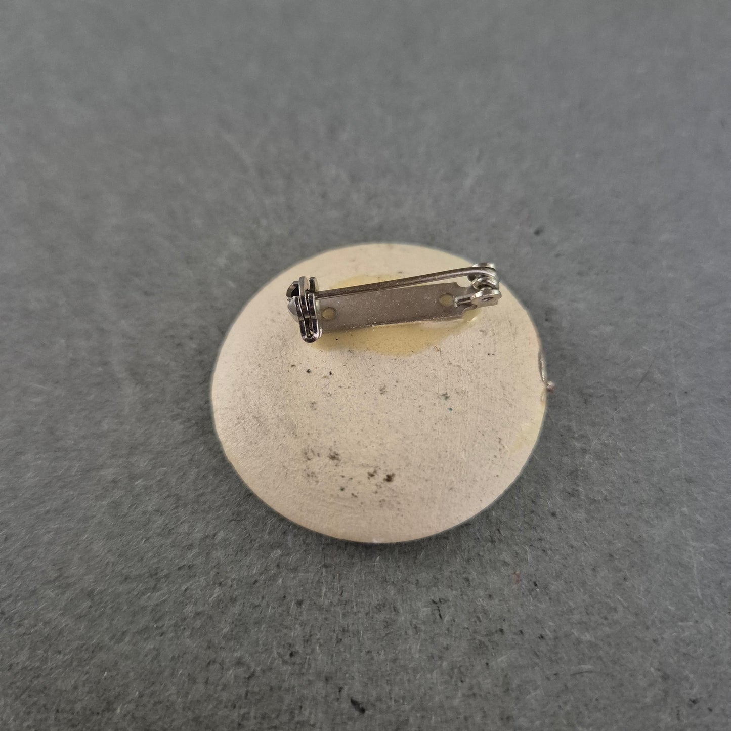 Handgefertigte Keramik-Brosche mit abstrakter Glasur