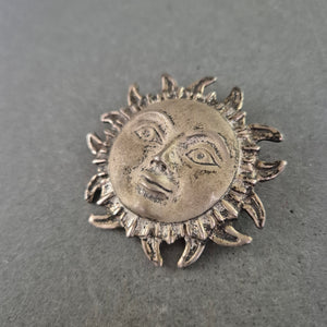 Silberfarbene Vintage-Brosche „Sonne mit Gesicht“ im Boho-Stil