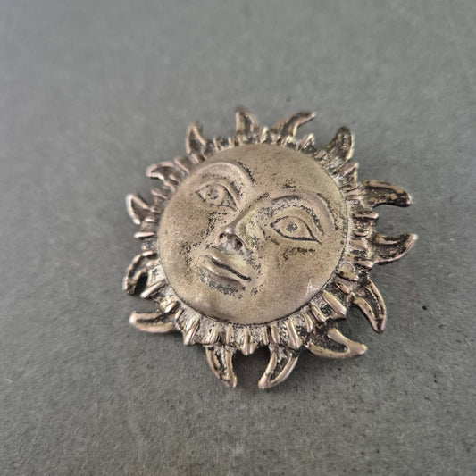 Silberfarbene Vintage-Brosche „Sonne mit Gesicht“ im Boho-Stil