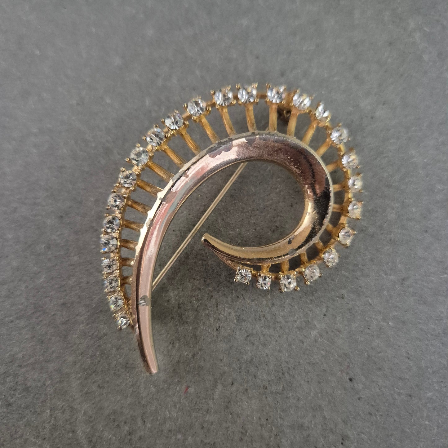 Elegante Vintage-Brosche in Tropfenform mit Strassbesatz