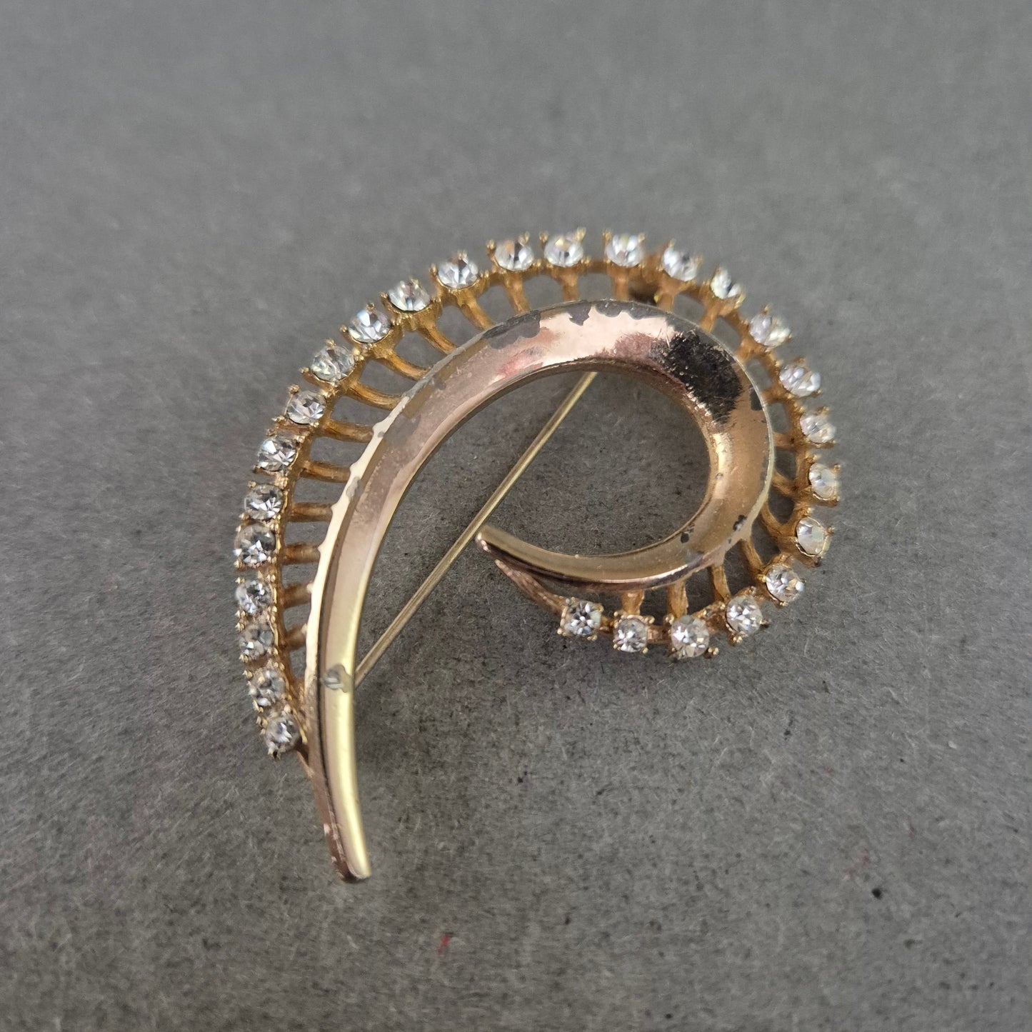 Elegante Vintage-Brosche in Tropfenform mit Strassbesatz