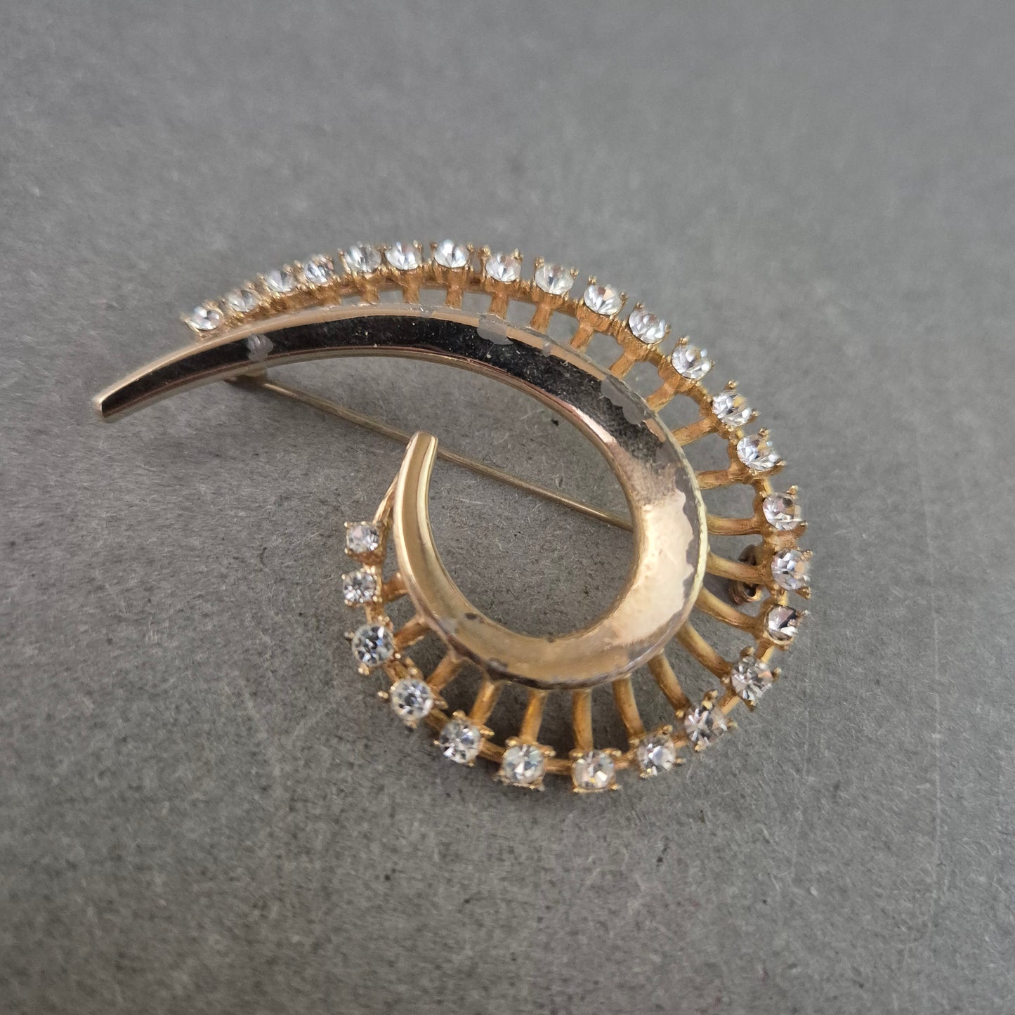 Elegante Vintage-Brosche in Tropfenform mit Strassbesatz