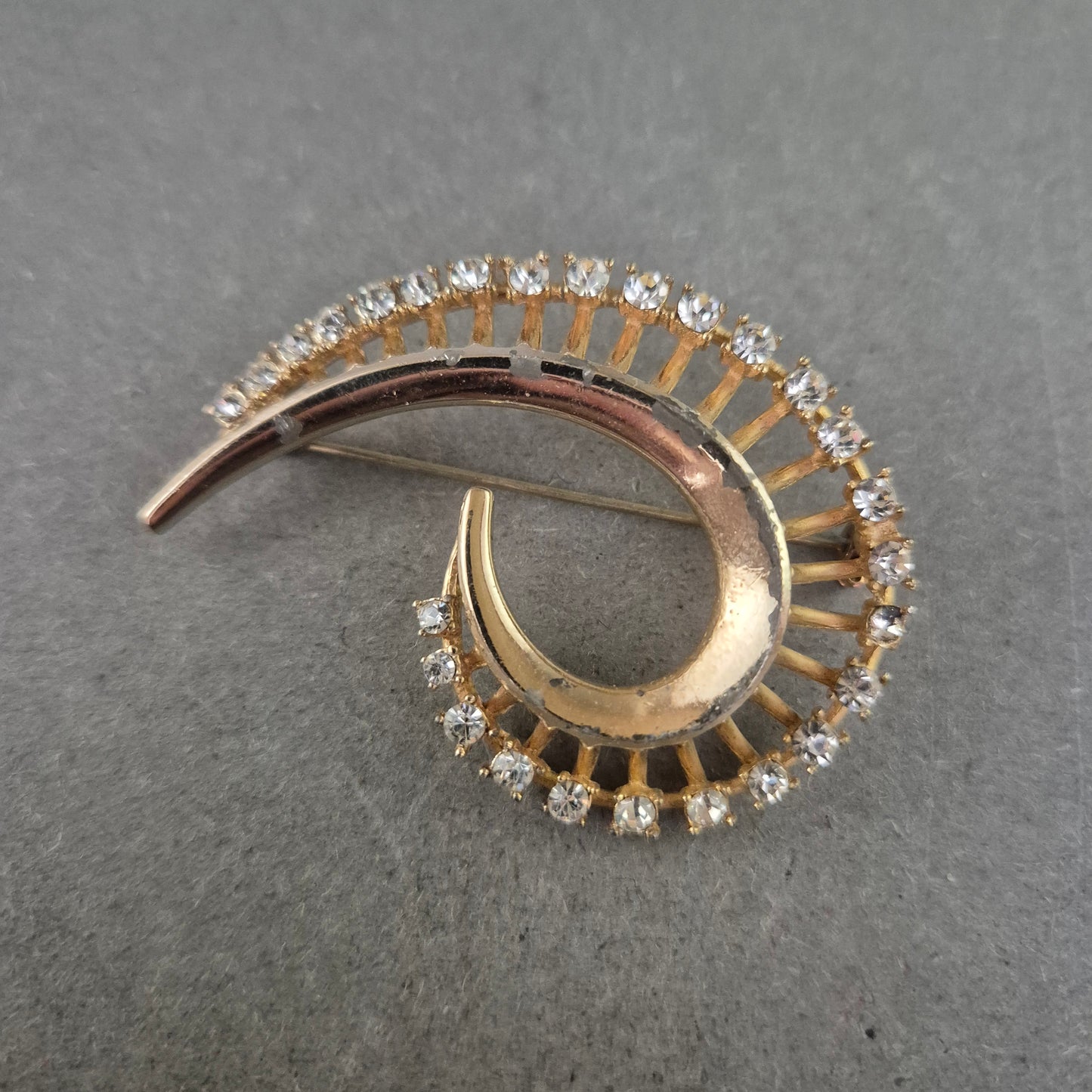 Elegante Vintage-Brosche in Tropfenform mit Strassbesatz