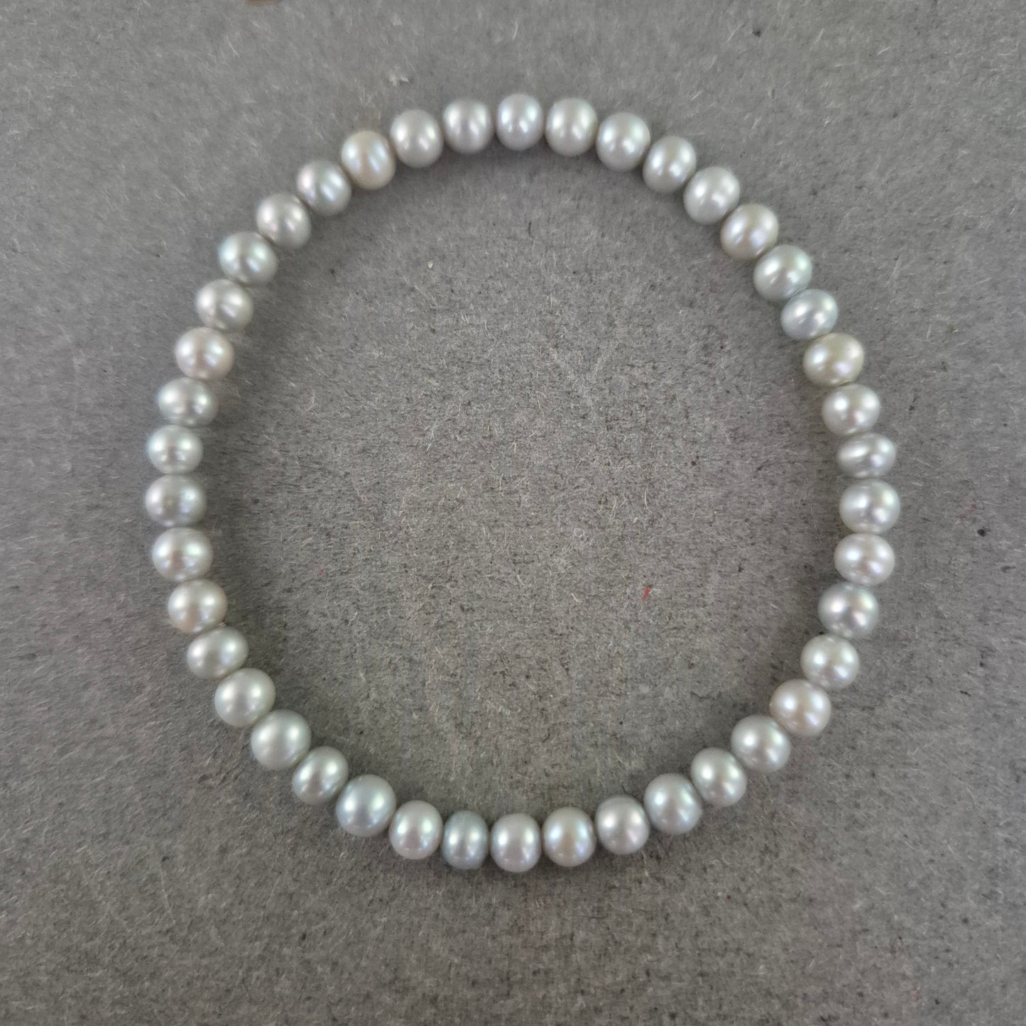 Elastisches-Armband mit schimmernden grauen Perlen – Klassisch & zeitlos