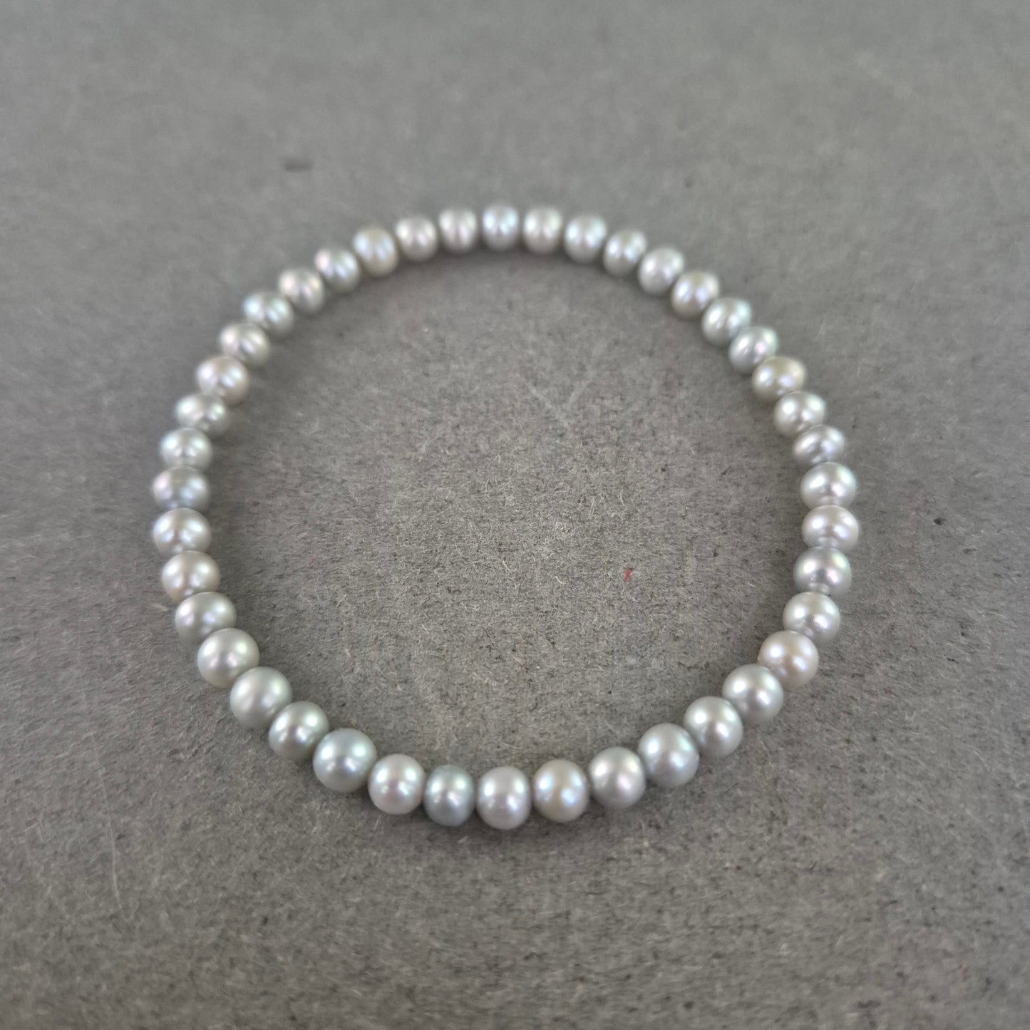 Elastisches-Armband mit schimmernden grauen Perlen – Klassisch & zeitlos