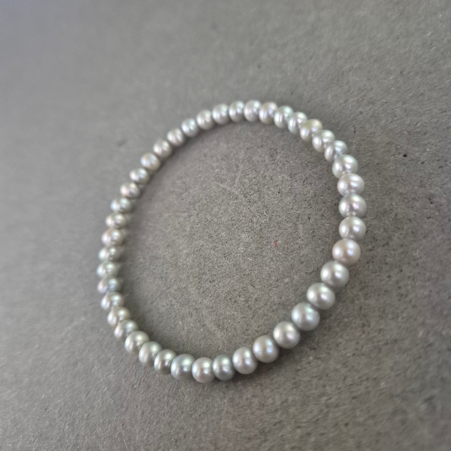 Elastisches-Armband mit schimmernden grauen Perlen – Klassisch & zeitlos