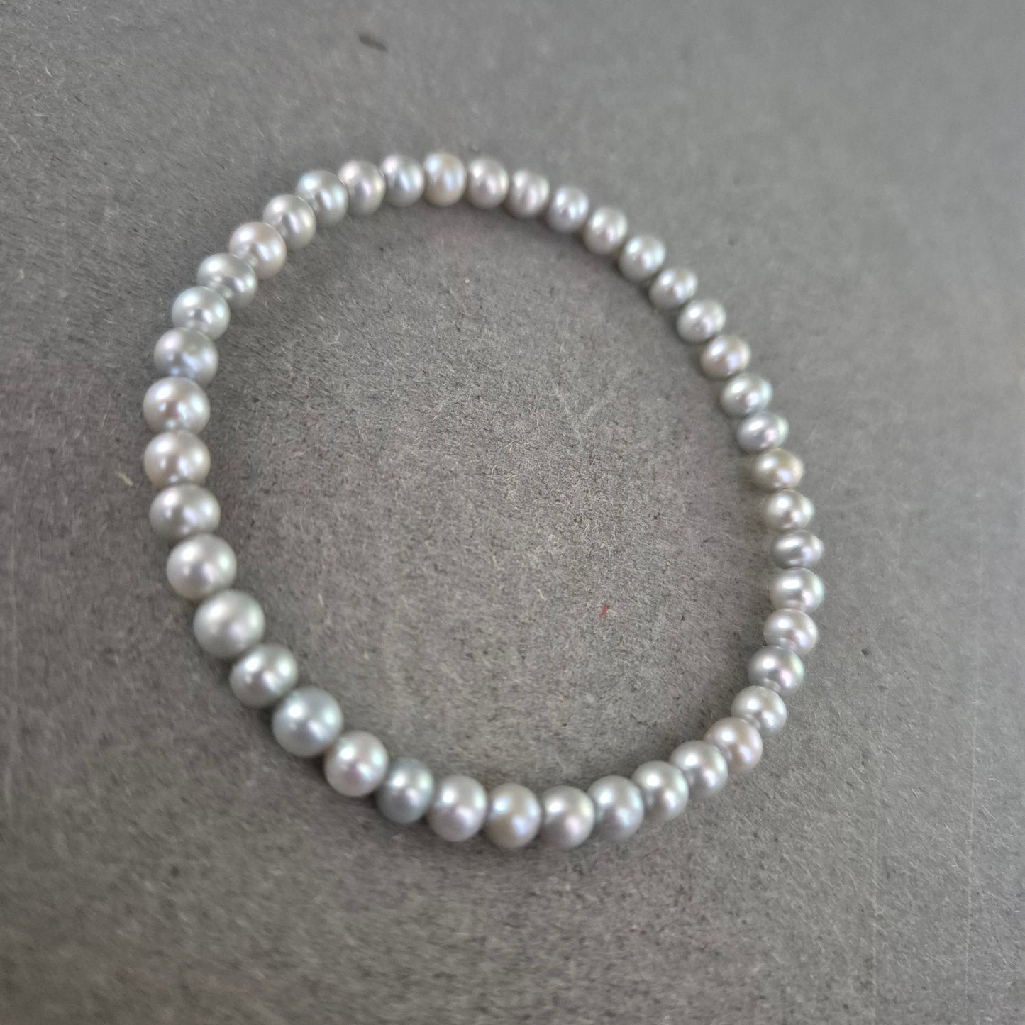 Elastisches-Armband mit schimmernden grauen Perlen – Klassisch & zeitlos