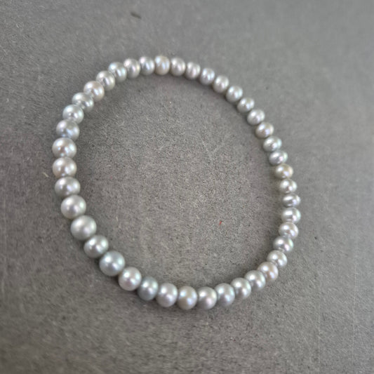 Elastisches-Armband mit schimmernden grauen Perlen – Klassisch & zeitlos