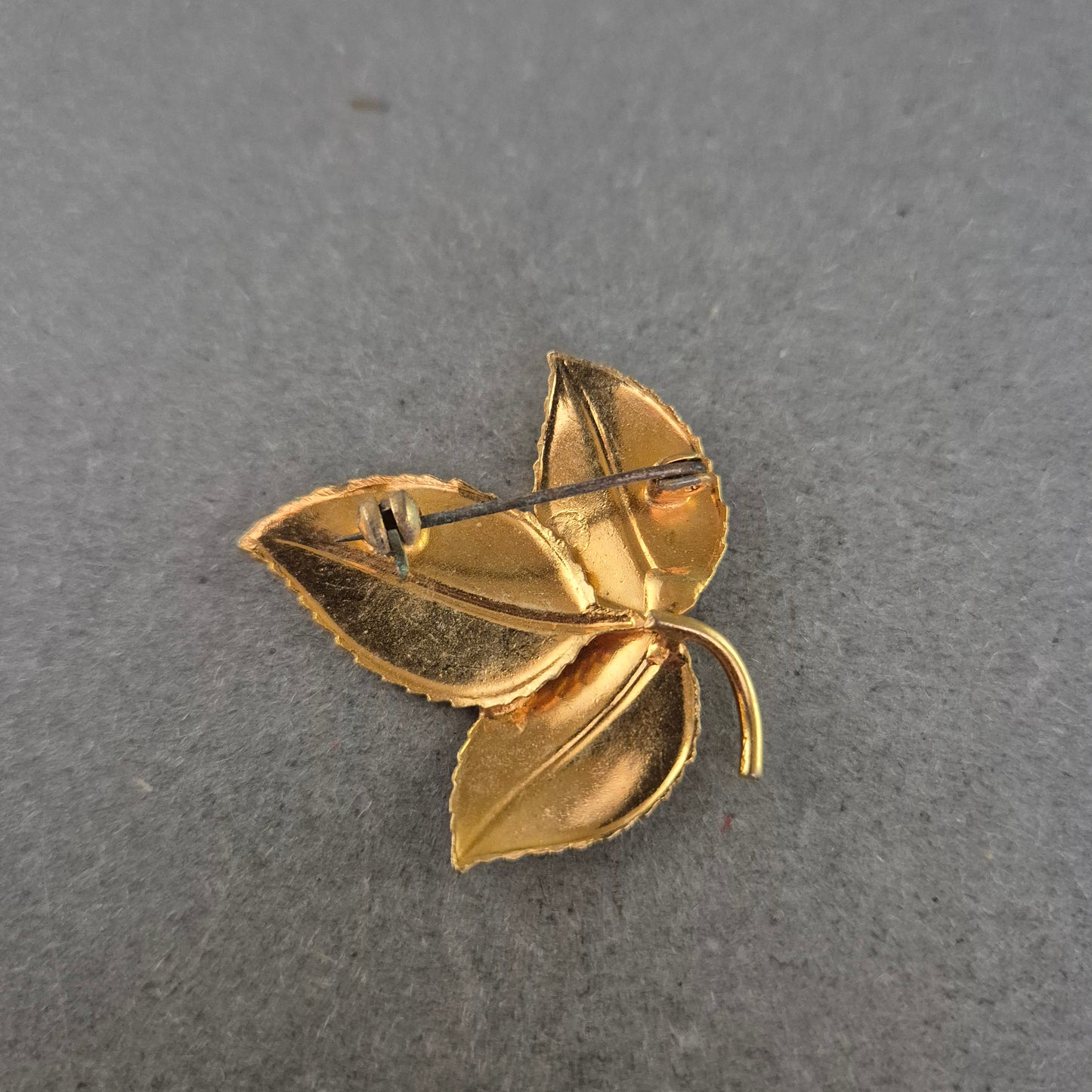 Vintage-Brosche „Dreiblatt“ im goldfarbenen Metall-Look