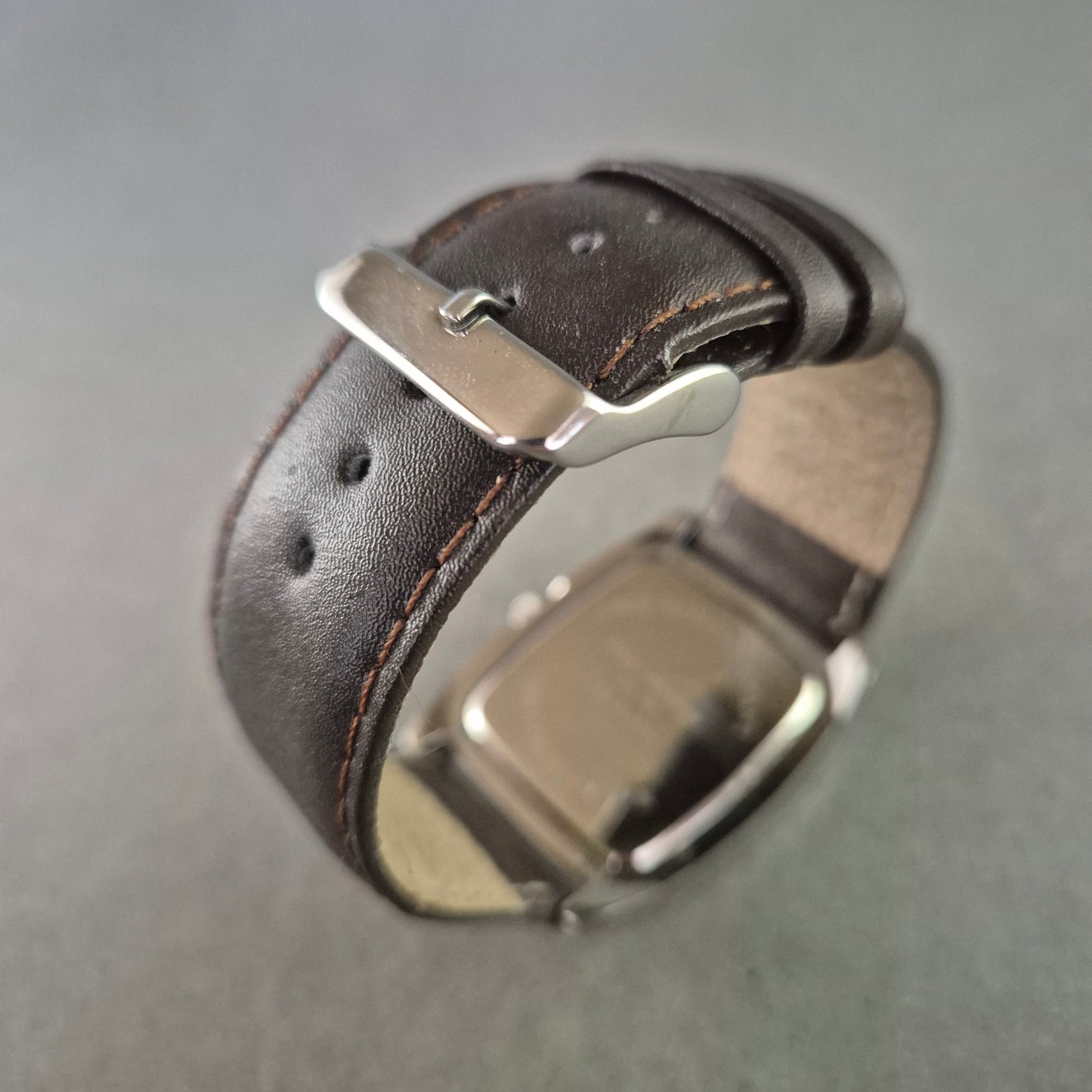 Ascot Herrenarmband Uhr – Rechteckiges Gehäuse mit XXL-Ziffern