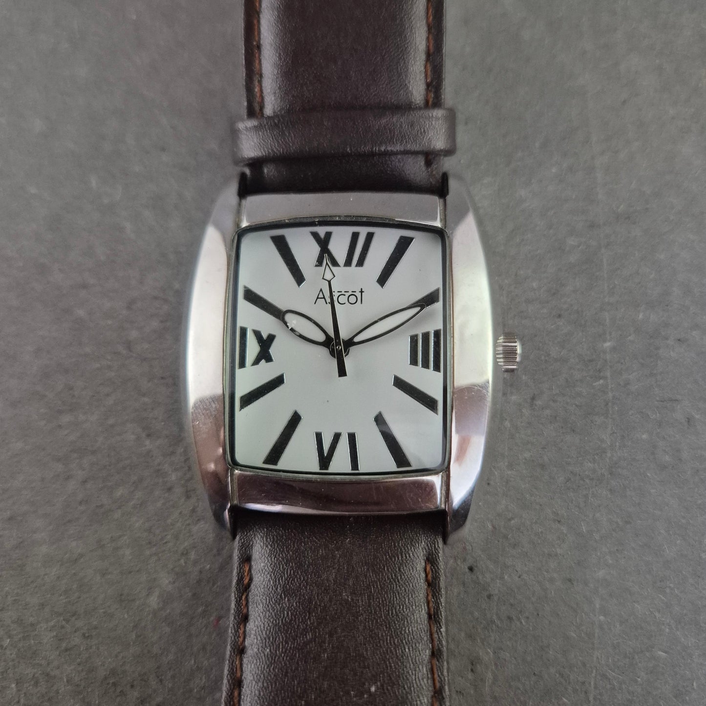 Ascot Herrenarmband Uhr – Rechteckiges Gehäuse mit XXL-Ziffern