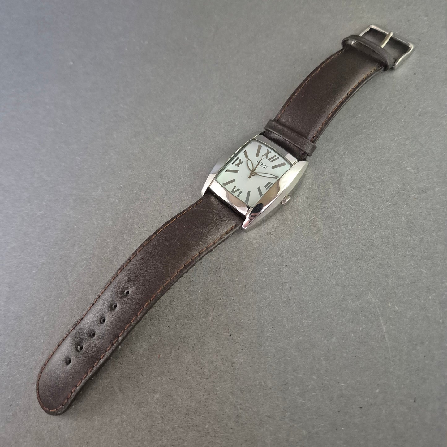 Ascot Herrenarmband Uhr – Rechteckiges Gehäuse mit XXL-Ziffern