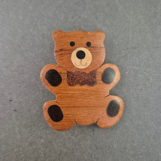 Handgefertigte Holz-Brosche „Teddybär“ – Liebevolles Design für Sammler