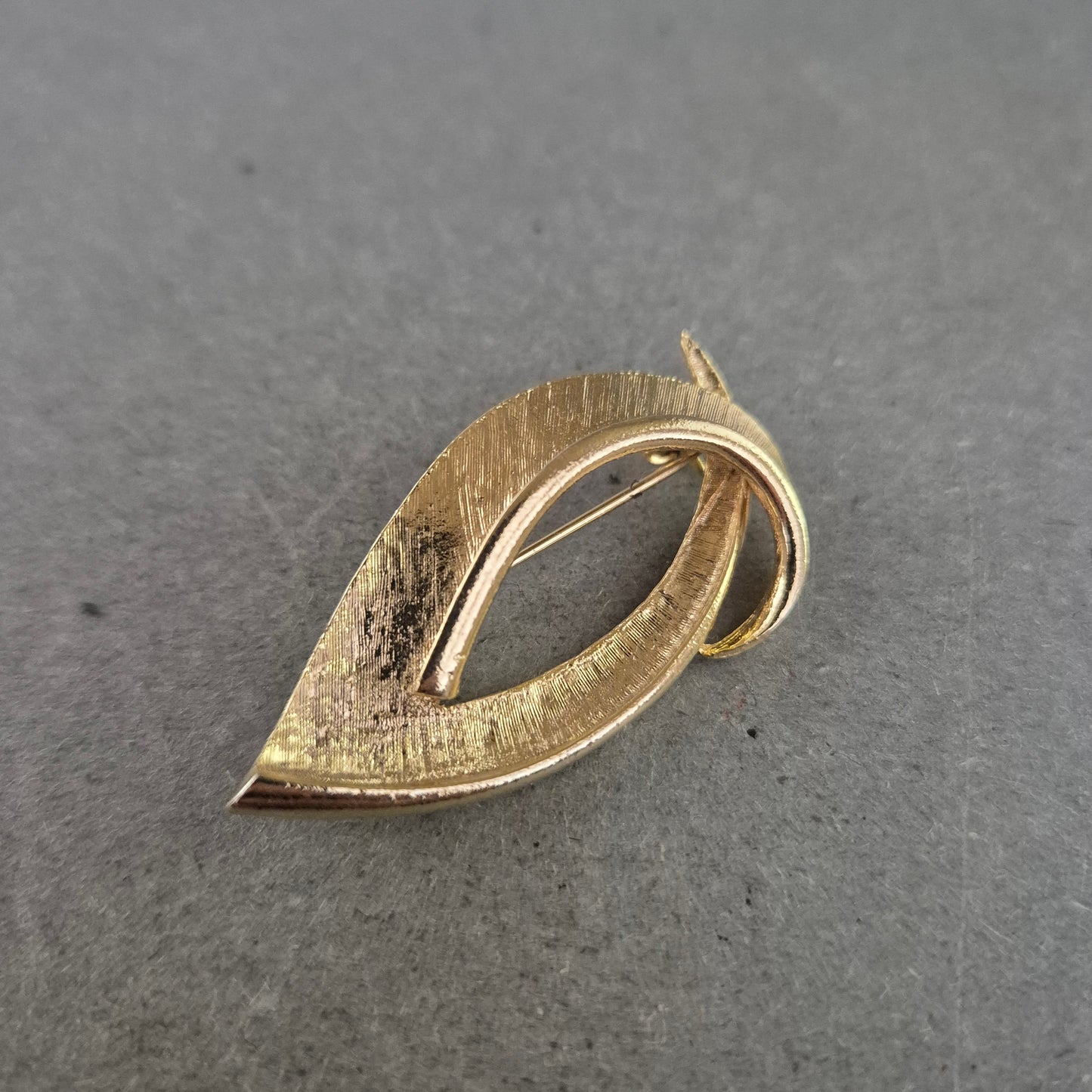 Elegante Vintage-Brosche in Blattform – Strukturiertes Design