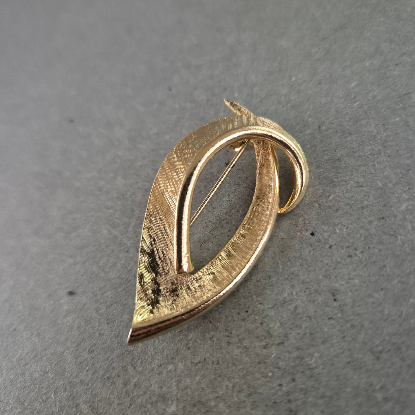 Elegante Vintage-Brosche in Blattform – Strukturiertes Design