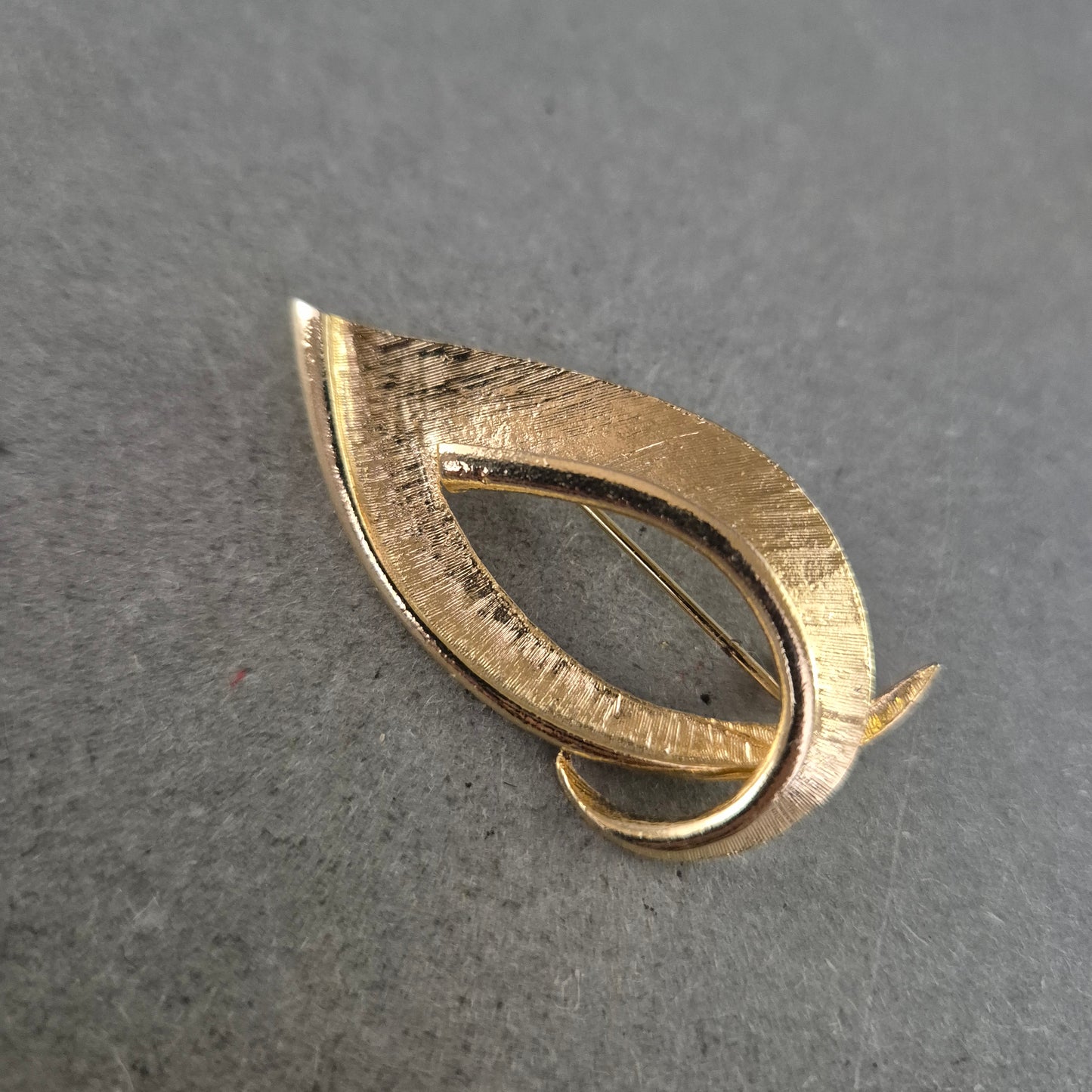 Elegante Vintage-Brosche in Blattform – Strukturiertes Design