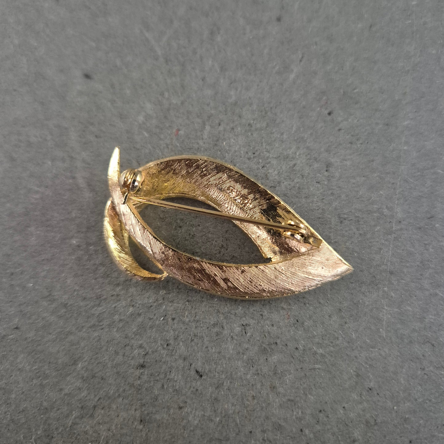 Elegante Vintage-Brosche in Blattform – Strukturiertes Design