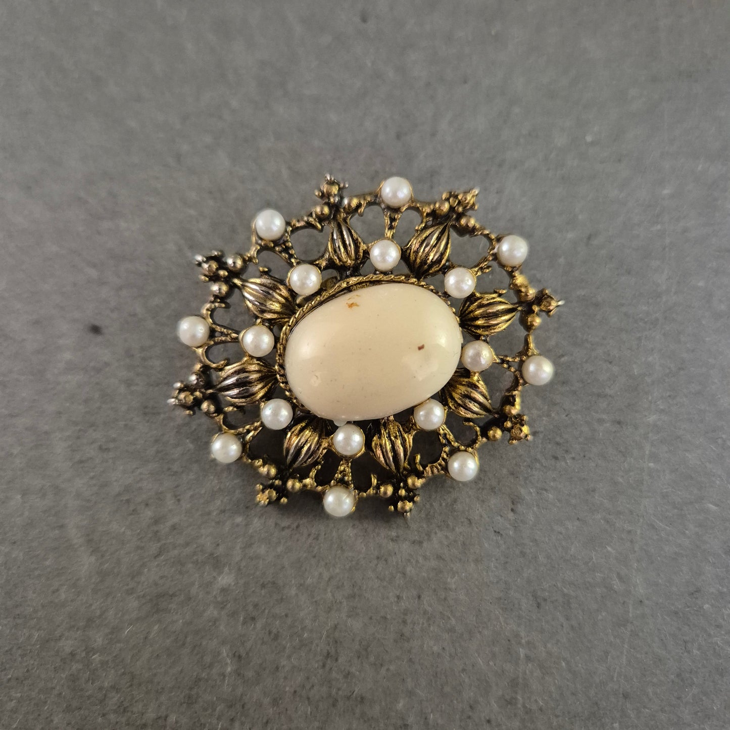 Antike Brosche mit Perlenimitat – Florales Ornament im Barockstil