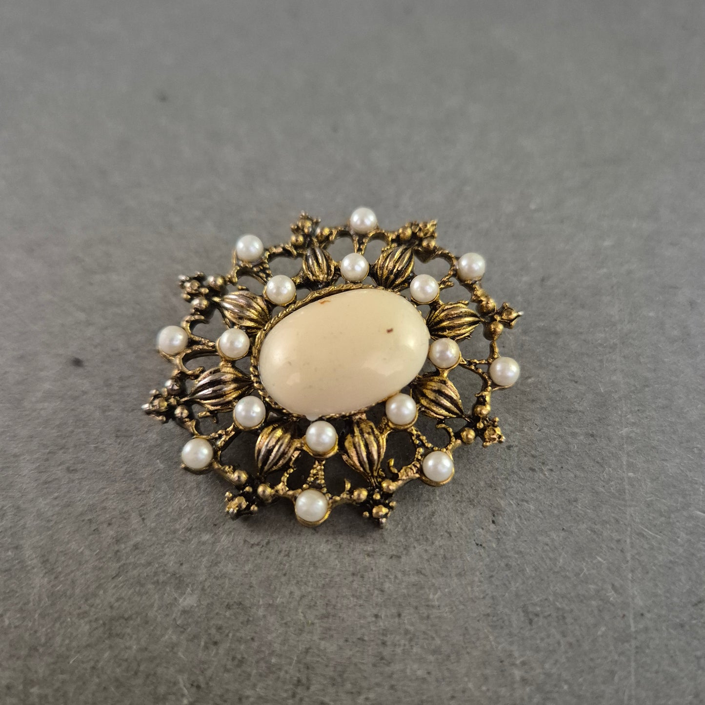 Antike Brosche mit Perlenimitat – Florales Ornament im Barockstil