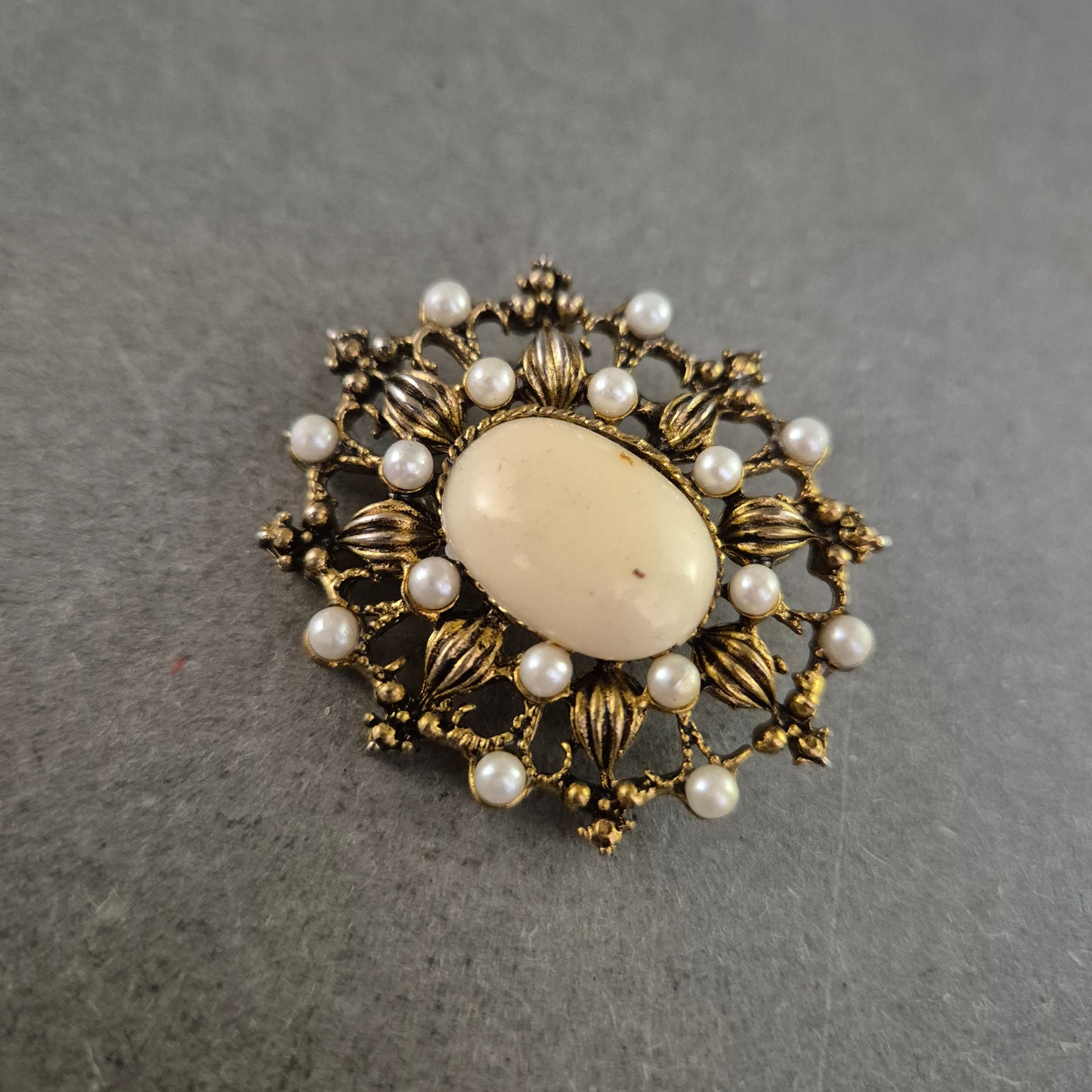 Antike Brosche mit Perlenimitat – Florales Ornament im Barockstil