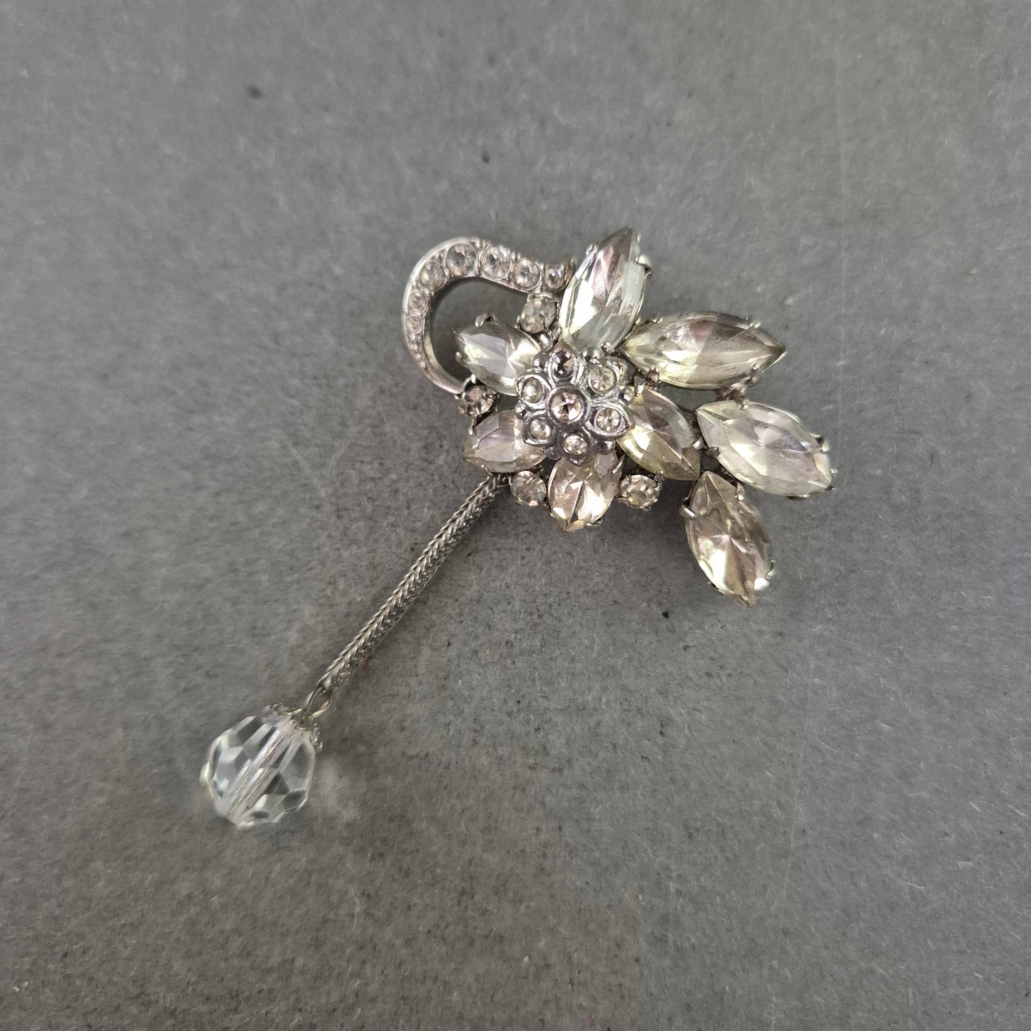 Elegante Brosche mit Strassblüten und Anhänger – Vintage-Chic in Silberoptik