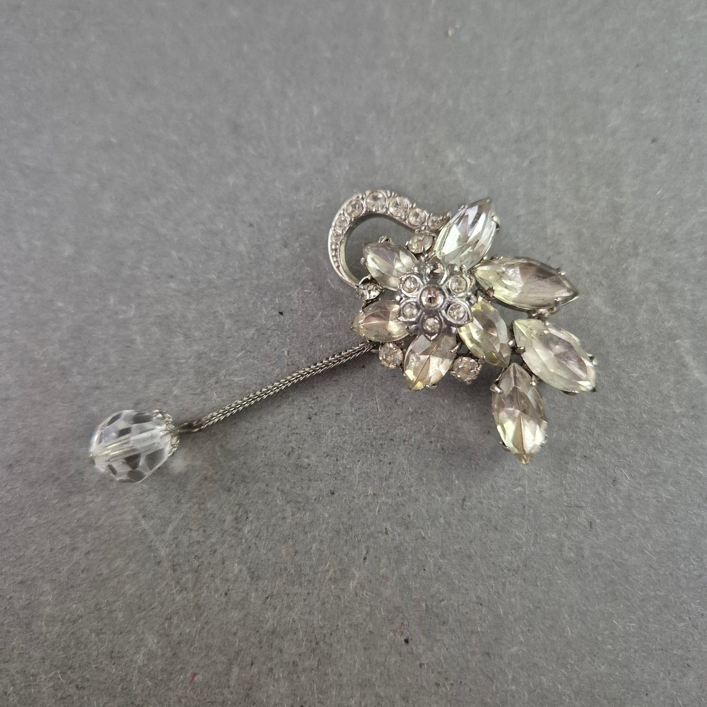 Elegante Brosche mit Strassblüten und Anhänger – Vintage-Chic in Silberoptik