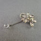 Elegante Brosche mit Strassblüten und Anhänger – Vintage-Chic in Silberoptik