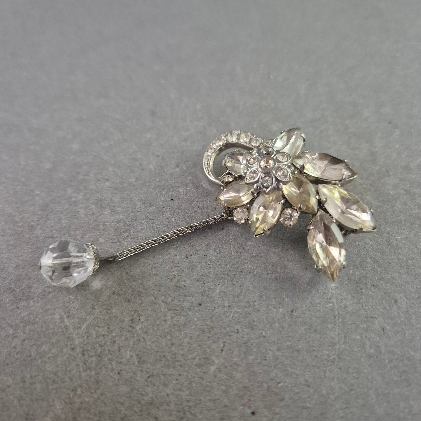 Elegante Brosche mit Strassblüten und Anhänger – Vintage-Chic in Silberoptik