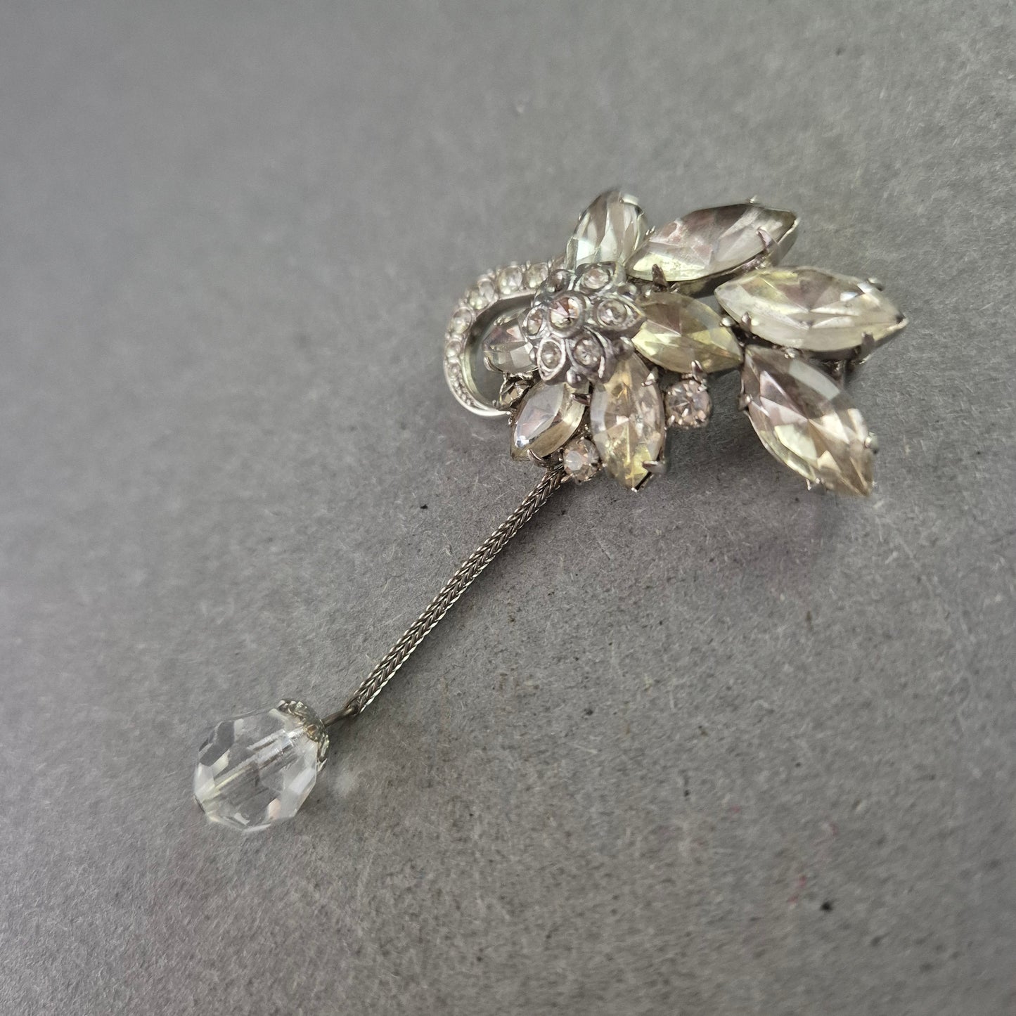 Elegante Brosche mit Strassblüten und Anhänger – Vintage-Chic in Silberoptik