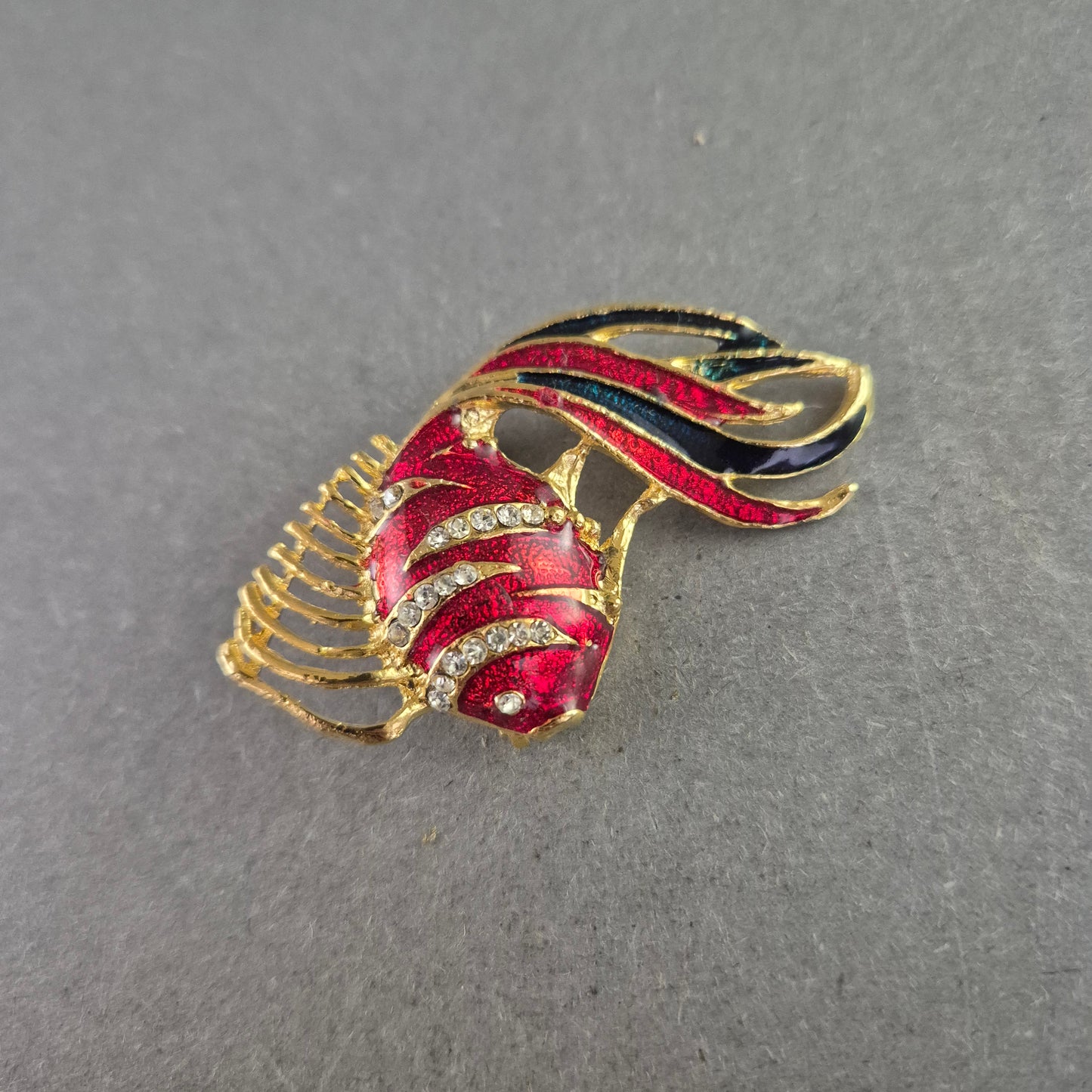 Ausgefallene Vintage Brosche in Fischform – Glitzerndes Design mit Emaille