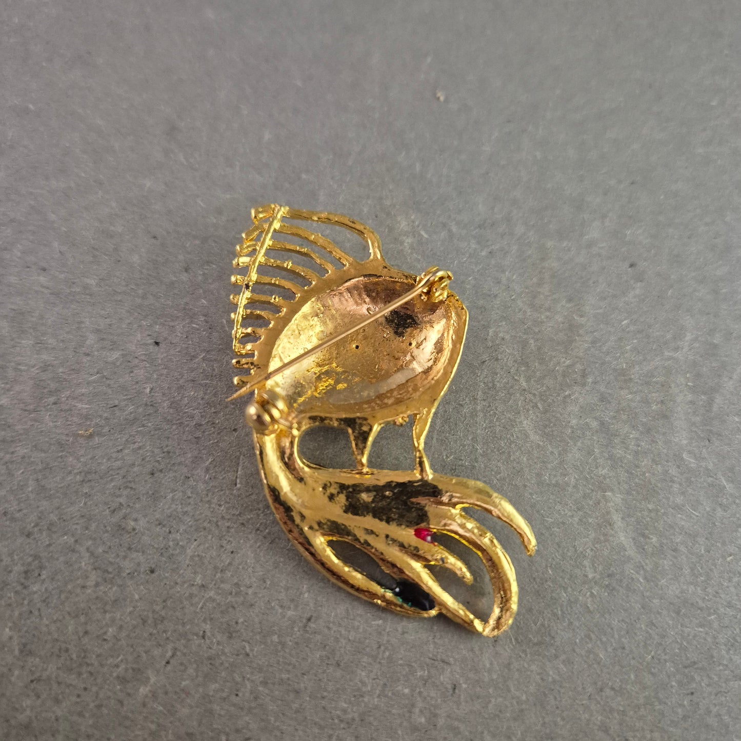 Ausgefallene Vintage Brosche in Fischform – Glitzerndes Design mit Emaille