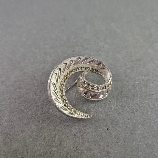 Vintage Brosche in geschwungener Sichelform – Glanzvoll und stilvoll