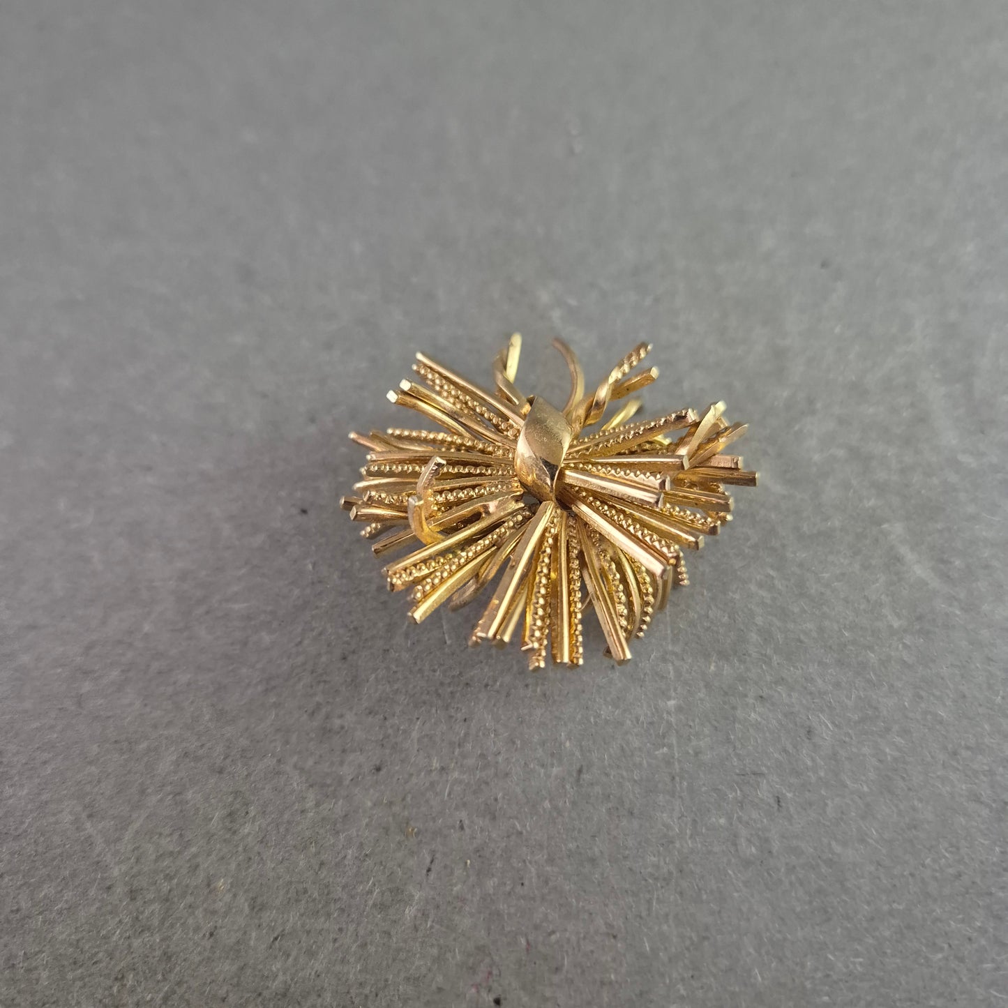 Auffällige Vintage Brosche in Sternblumen-Optik – Goldfarbenes Statement