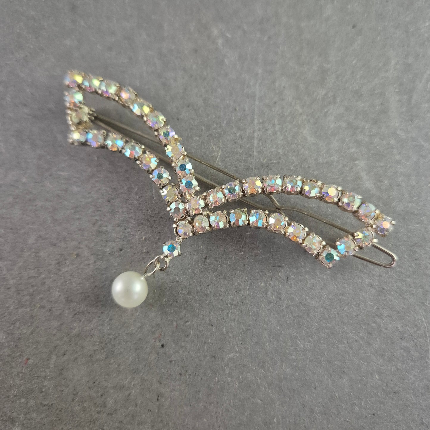 Funkelnde Vintage Brosche mit Strass und Perlenanhänger – Elegante Form