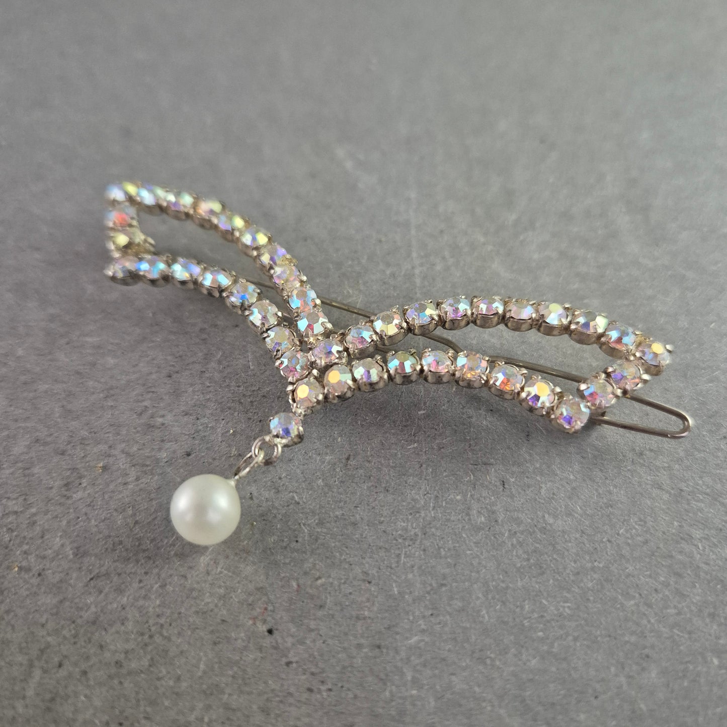 Funkelnde Vintage Brosche mit Strass und Perlenanhänger – Elegante Form