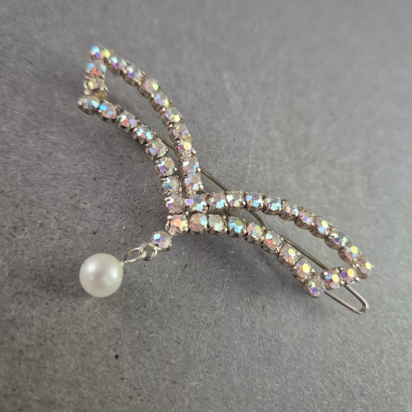 Funkelnde Vintage Brosche mit Strass und Perlenanhänger – Elegante Form