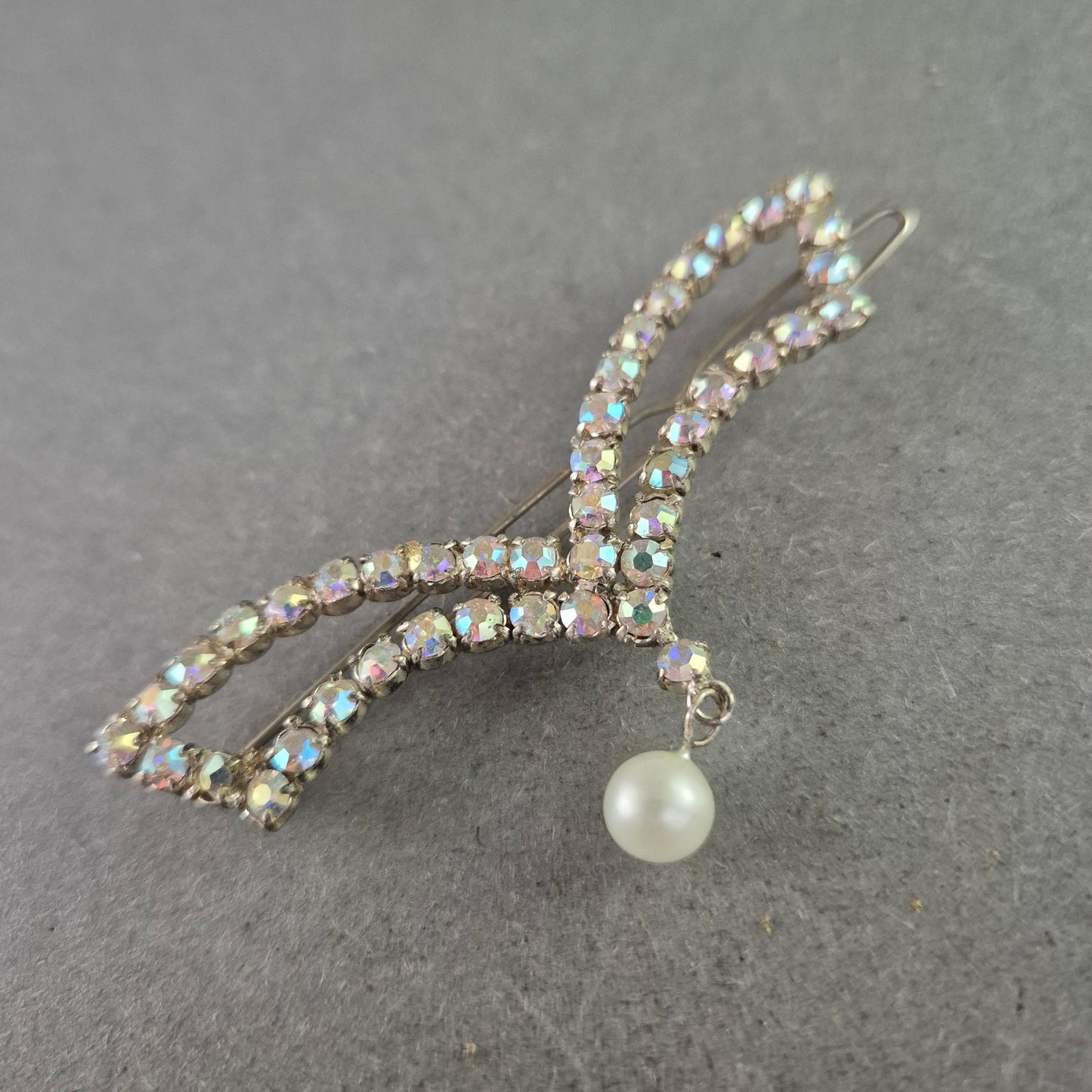 Funkelnde Vintage Brosche mit Strass und Perlenanhänger – Elegante Form