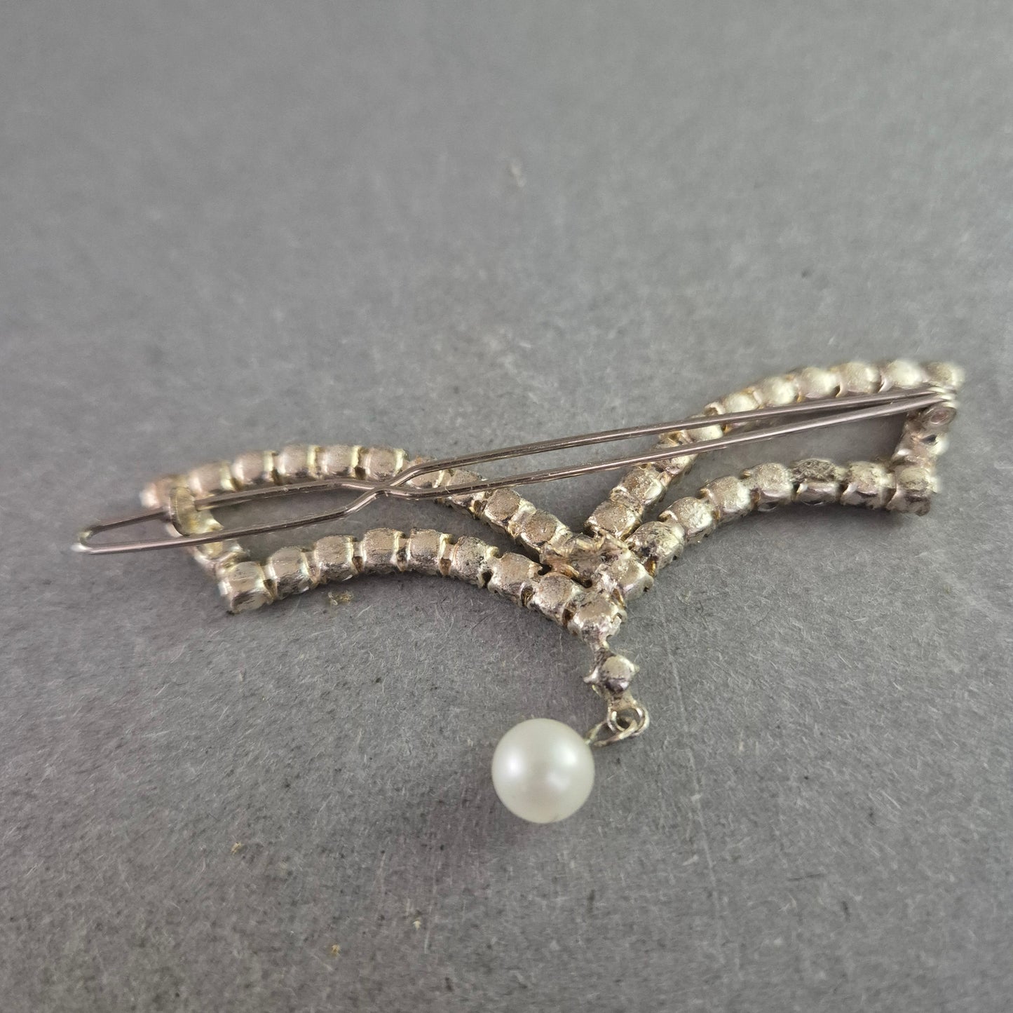 Funkelnde Vintage Brosche mit Strass und Perlenanhänger – Elegante Form