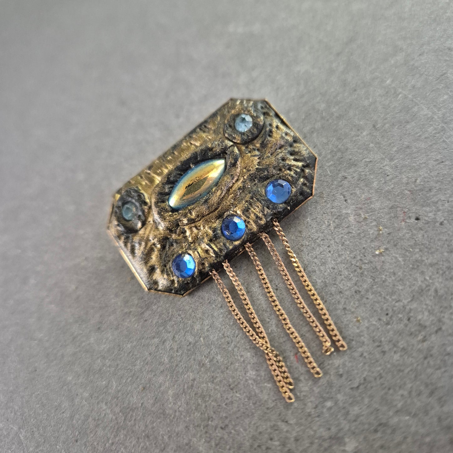 Brosche blaue Ziersteinen Kettenelementen Ausdrucksstarkes Design