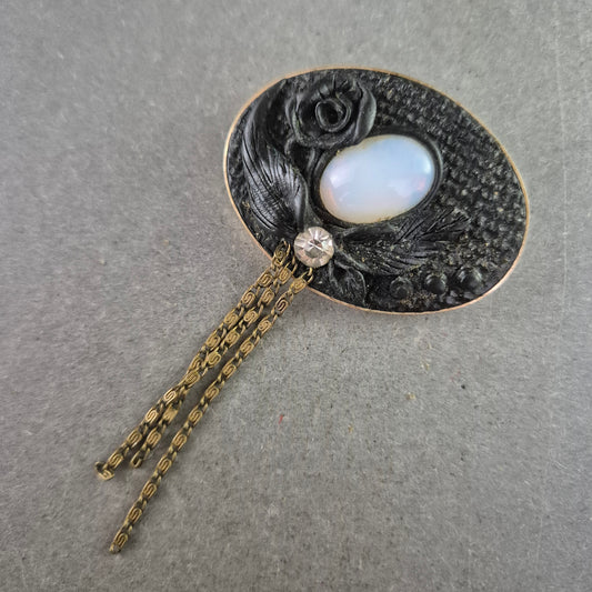 Vintage Brosche mit weißem Cabochon – Verspieltes florales Design