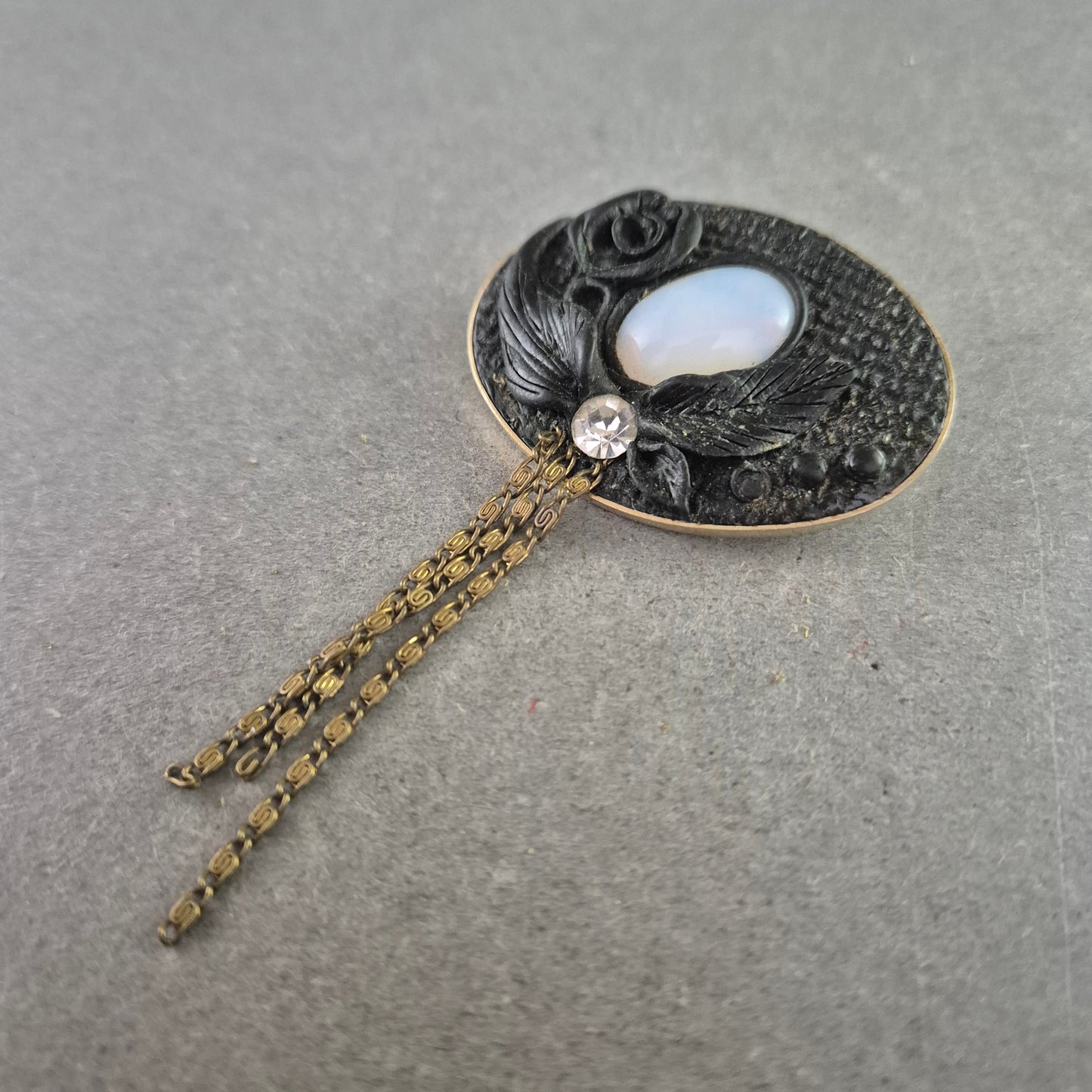Vintage Brosche mit weißem Cabochon – Verspieltes florales Design