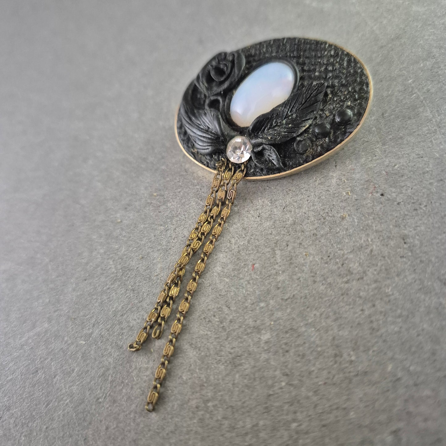 Vintage Brosche mit weißem Cabochon – Verspieltes florales Design