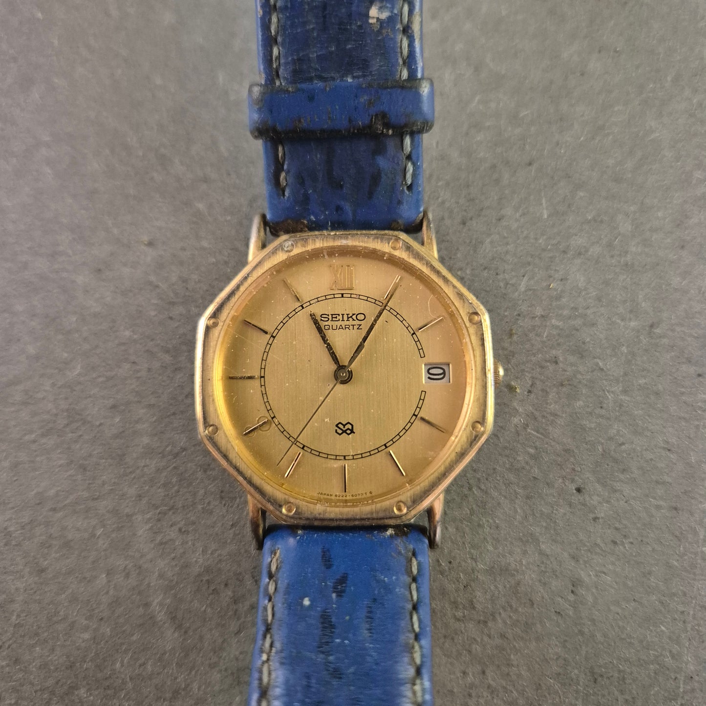 Klassische Seiko Herrenarmband Uhr mit goldfarbenem Gehäuse und Datumsanzeige