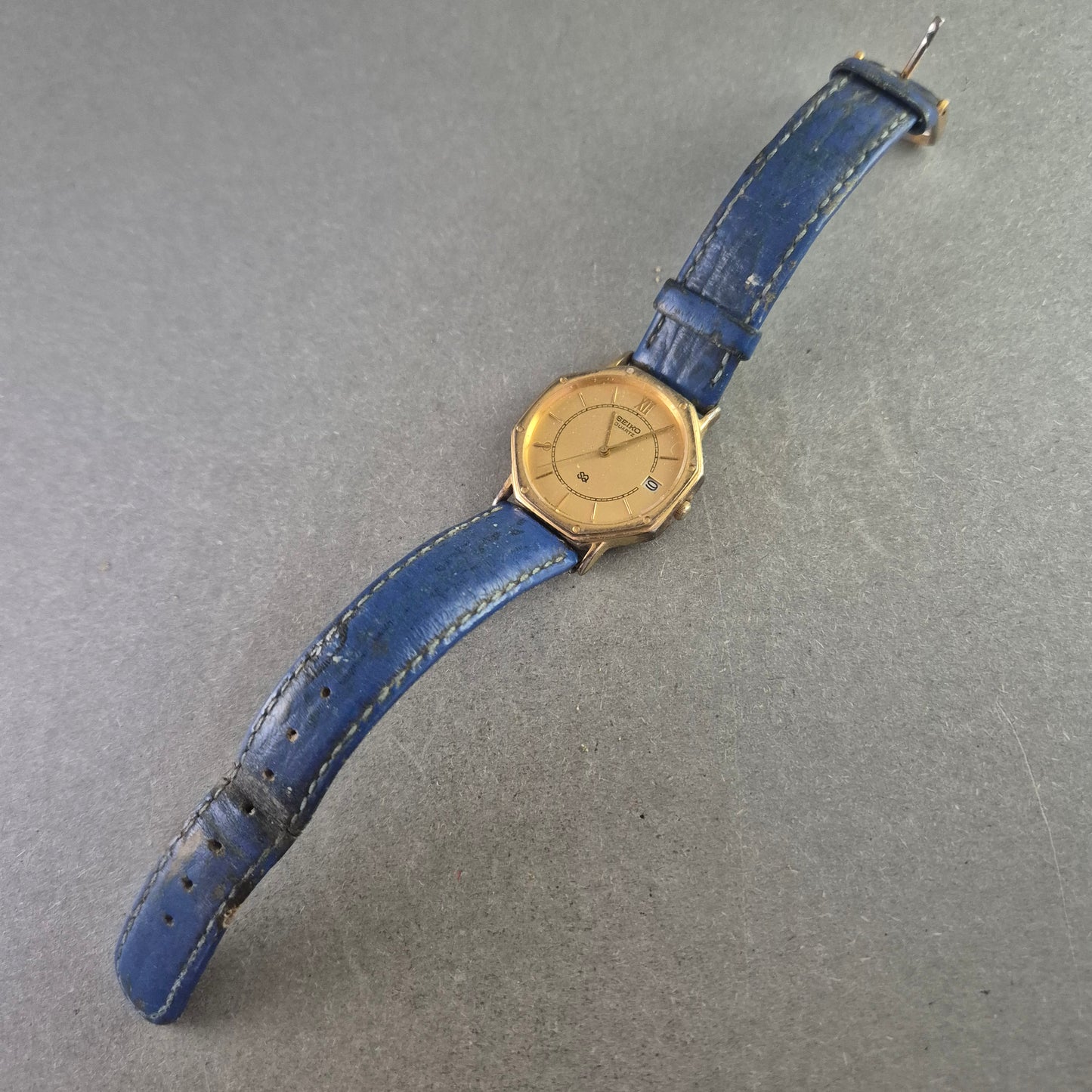 Klassische Seiko Herrenarmband Uhr mit goldfarbenem Gehäuse und Datumsanzeige