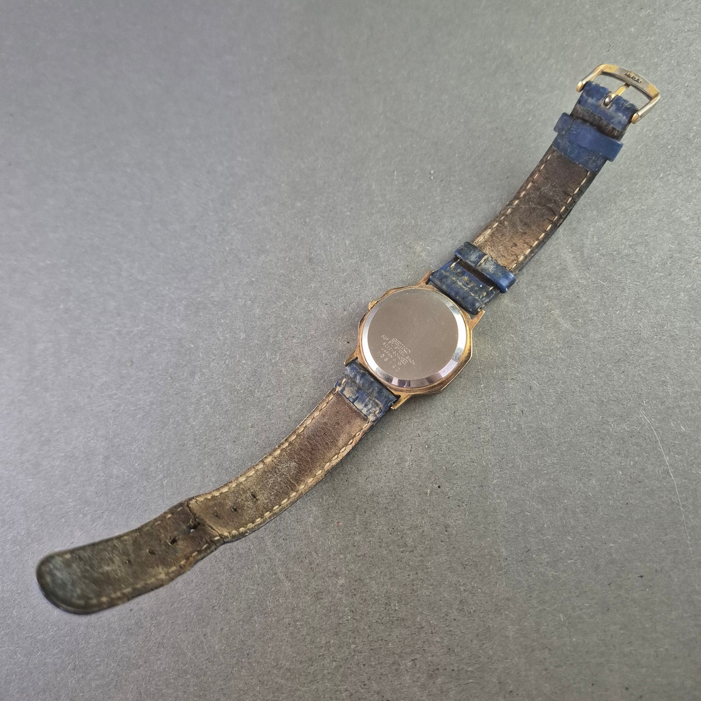 Klassische Seiko Herrenarmband Uhr mit goldfarbenem Gehäuse und Datumsanzeige