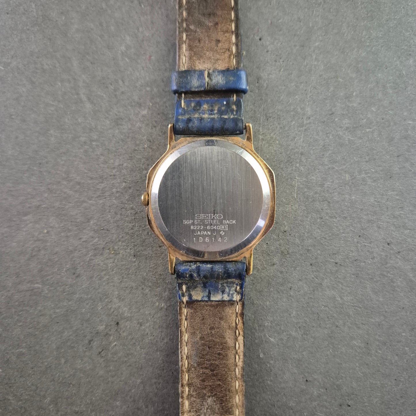 Klassische Seiko Herrenarmband Uhr mit goldfarbenem Gehäuse und Datumsanzeige