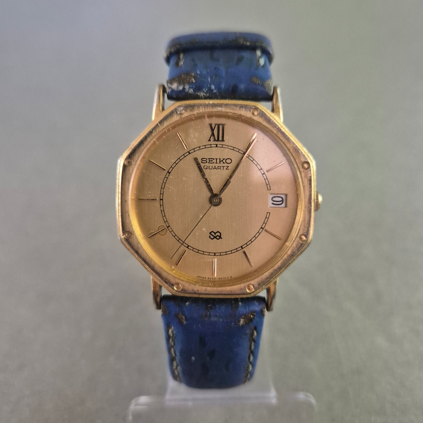 Klassische Seiko Herrenarmband Uhr mit goldfarbenem Gehäuse und Datumsanzeige